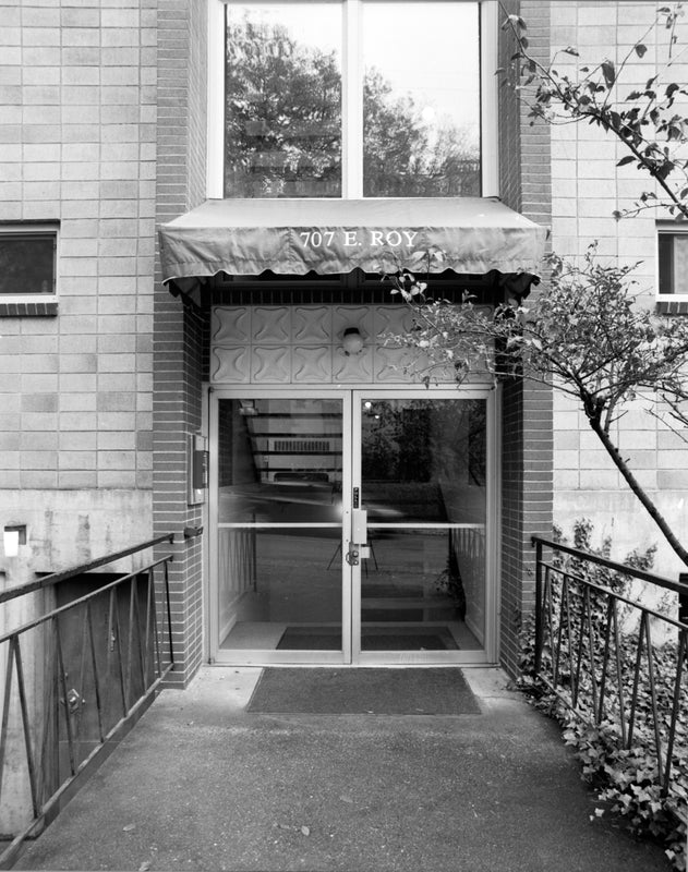 707 E Roy St, Entrance